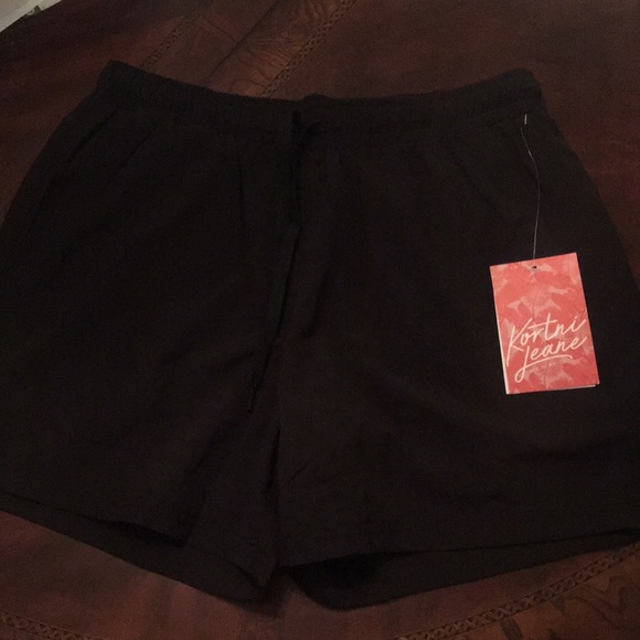 Black men’s lined swim shorts M
